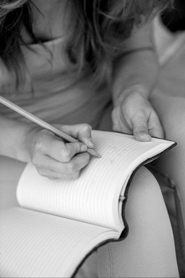 Girl writing kevin-malik-Pexels